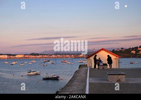 France, Pyrénées Atlantiques, Pays Basque coast, Ciboure, guitariste sur la digue de Socoa fort dans la baie de Saint Jean de Luz Banque D'Images