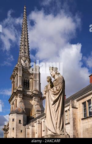 France, Vendée, Lucon, Statue de la vierge avec l'enfant en face de l'Evêché Notre Dame de l'Assomption cathédrale Banque D'Images