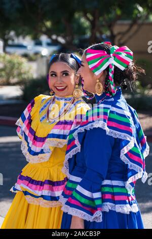 Phoenix, AZ - 30 novembre 2019 : deux femmes du groupe de danse folklorique locale d'effectuer à l'air libre du marché des agriculteurs. Banque D'Images