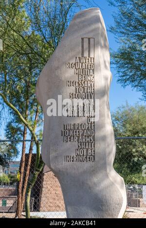 Phoenix, AZ - 30 novembre 2019 : Cette sculpture en pierre calcaire par Kincannon Studios est gravé avec le deuxième amendement et fait partie des dix monolithes de varyi Banque D'Images