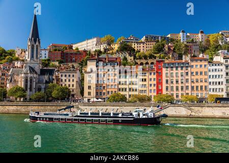 France, Rhône, Lyon, quartier historique classé au Patrimoine Mondial de l'UNESCO, le Vieux Lyon, Quai Fulchiron sur les berges de la Saône, l'église Saint Georges et la colline de Fourvière Banque D'Images