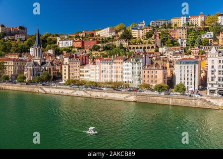 France, Rhône, Lyon, quartier historique classé au Patrimoine Mondial de l'UNESCO, le Vieux Lyon, Quai Fulchiron sur les berges de la Saône, l'église Saint Georges, la chambre et le blanchon Saint-Just high school sur la colline de Fourvière Banque D'Images