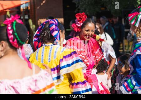 Phoenix, AZ - 30 novembre 2019 : groupe de danse folklorique locale traditionnelle des danses mexicaines à l'air libre du marché des agriculteurs. Banque D'Images