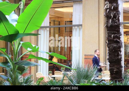 France, Paris, l'Avenue Georges V, l'Hôtel Prince de Galles (Marriott) inauguré en 1929, le Patio Art Déco Banque D'Images