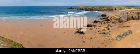 France, Morbihan, presqu'île de Quiberon, la Côte Sauvage plage, côte avec des falaises surplombant l'océan Banque D'Images