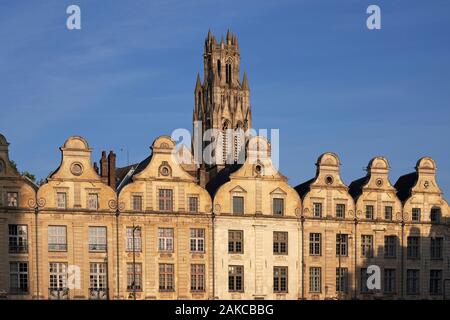 La France, Pas de Calais, clocher de l'église St Jean Baptiste avec vue sur les maisons typiques de la Place des Héros Banque D'Images