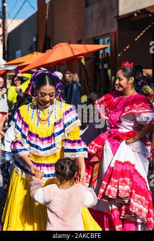 Phoenix, AZ - 30 novembre 2019 : groupe de danse folklorique locale traditionnelle des Danses Mexicaines et danse avec un enfant à l'air libre du marché des agriculteurs. Banque D'Images