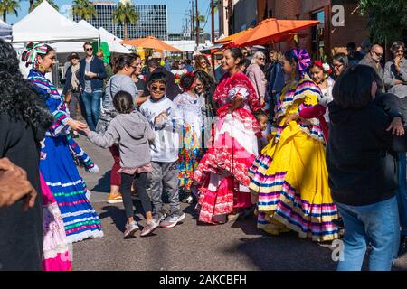 Phoenix, AZ - 30 novembre 2019 : groupe de danse folklorique locale traditionnelle des danses mexicaines et à interagir avec les clients à l'air libre les agriculteurs M Banque D'Images