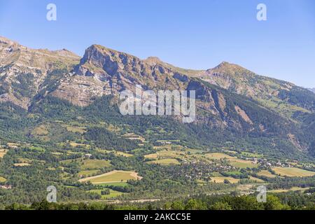 France, Hautes Alpes, Parc National des Ecrins, vallée du Champsaur, hameau de Saint Jean dominé par le Palastre (2276m) Banque D'Images