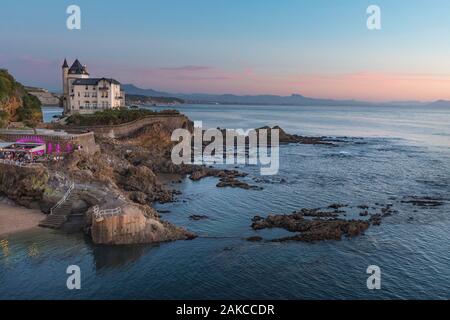 France, Pyrénées-Atlantiques, Biarritz, la villa Belza et le golfe de Gascogne au coucher du soleil Banque D'Images