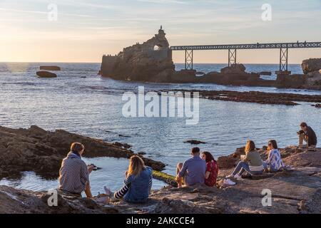 France, Pyrénées-Atlantiques, Biarritz, coucher du soleil à le Rocher de la Vierge Banque D'Images