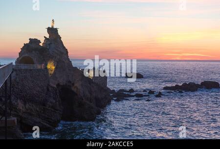 France, Pyrénées-Atlantiques, Biarritz, coucher du soleil à le Rocher de la Vierge Banque D'Images