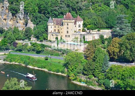 France, dordogne, Périgord Noir, vallée de la Dordogne, La Roque Gageac, étiqueté Les Plus Beaux Villages de France (Les Plus Beaux Villages de France), gabarre sur la Dordogne et le château de la Malartrie La Banque D'Images