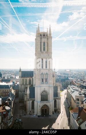 Vue aérienne de la célèbre église Vrijdagsmarkt à Gand, Flandre, Belgique Banque D'Images