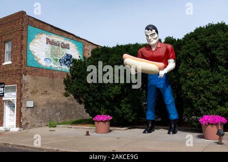 Atlanta, Georgia, USA - 5 juillet 2014 : Le silencieux Man holding a hot dog alont l'historique route 66, dans la ville de Atlanta, état de l'Illinois, USA. Banque D'Images