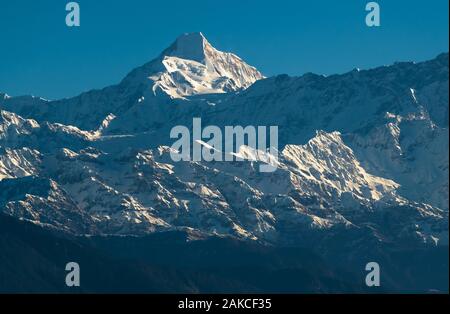 Un portrait de la crête et l'Chaukhamba glaciers ci-dessous, vu de l'Himalayan village de Chaukori dans Uttarakhand, Inde. Banque D'Images