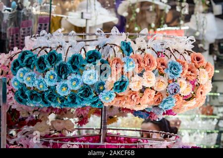 La couronne de la tête. Store front accroché sur des étagères métalliques. Il y a de fausses fleurs textiles sur la couronne. Banque D'Images