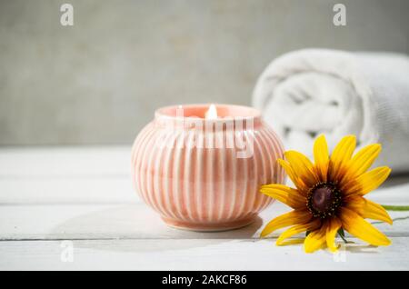 Bougie et huiles de fleurs aromatiques, spa à la maison, médecine naturelle Banque D'Images