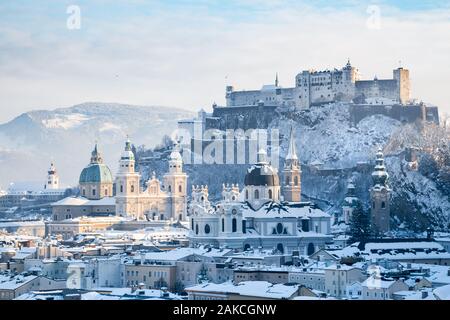 L'affichage classique de la ville historique de Salzbourg sur une belle journée ensoleillée à froid avec ciel bleu et nuages en hiver, Salzburger Land, Autriche Banque D'Images