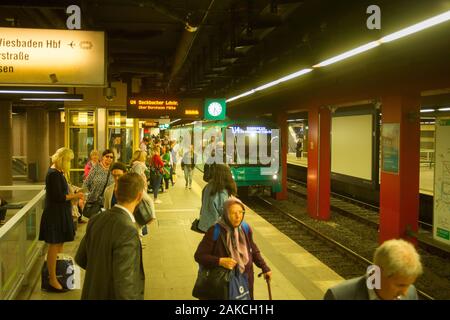 FRANKFURT AM MAIN, ALLEMAGNE - 31 août 2018 : Train arrivant au métro bondé, plate-forme de Francfort, Allemagne Banque D'Images