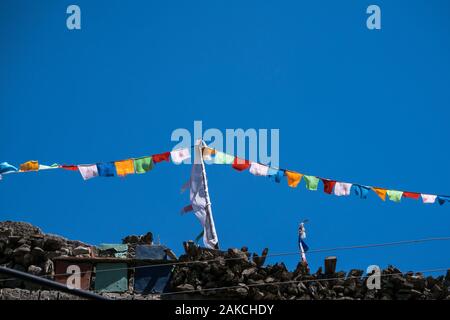 Drapeaux de prière bouddhiste à Kagbeni village, un pont entre Mustang inférieur et supérieur dans la vallée de Kali Gandaki river. Le Népal. Banque D'Images