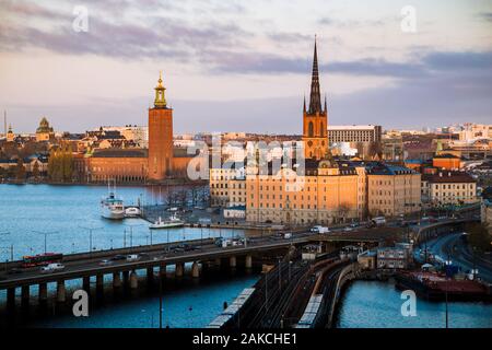 Vue panoramique sur le centre-ville de Stockholm avec Riddarholmen célèbre à Gamla Stan dans la belle lumière du matin, d'or, Sodermalm Stockholm, Suède centrale Banque D'Images