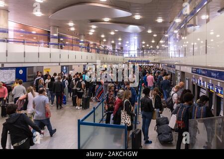 Les navetteurs en attente pour les distributeurs de billets automatiques à la gare de Kings Cross, London, UK Banque D'Images