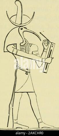 Le Nil : note pour les voyageurs en Egypte . Rnat-HET. ANUBIS. La RELIGION ET les dieux de l'ÉGYPTE. 1^5 Thoth, a,7^. ; Tehuti, le mesureur, était le scribe des dieux, et l'évaluateur de temps et de l'inventeur des nombres.dans le hall du jugement d'Osiris il se tient à côté d'thebalance maintenant une palette et reed prêt à enregistrer de l'theresult pesant comme annoncé par le chien-headedape qui siège au milieu de la poutre de la balance. Inone aspect il est le dieu de la lune, et est representedwith la tête d'ibis.. Banque D'Images