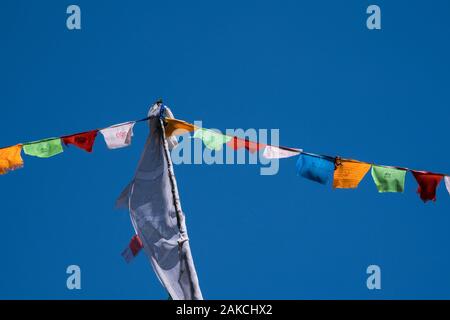 Drapeaux de prière bouddhiste à Kagbeni village, un pont entre Mustang inférieur et supérieur dans la vallée de Kali Gandaki river. Le Népal. Banque D'Images