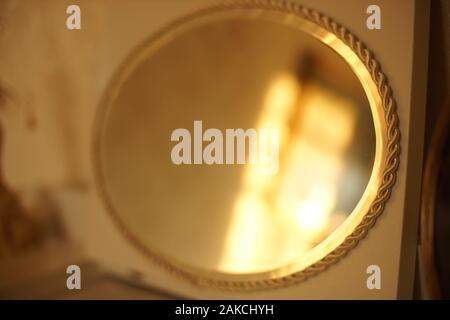 Miroir ovale avec une belle bordure d'or, décor de table, miroir de la console. Banque D'Images