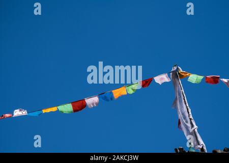 Drapeaux de prière bouddhiste à Kagbeni village, un pont entre Mustang inférieur et supérieur dans la vallée de Kali Gandaki river. Le Népal. Banque D'Images