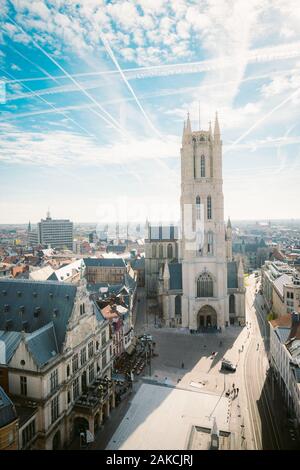 Vue aérienne de la célèbre église Vrijdagsmarkt à Gand, Flandre, Belgique Banque D'Images