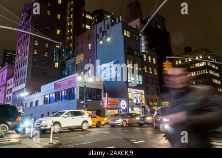 La 8e Avenue côté du bloc au sud de la gare Pennsylvania Station à New York le mardi, Janvier 5, 2020. NYS Gov. Andrew Cuomo a proposé un élargissement de Penn Station qui comprend la prise en charge de l'ensemble de la ville de rue au sud de la gare, bordée par la Huitième Avenue et Seventh Avenue et West 31 et 30 rue de l'Ouest. (© Richard B. Levine) Banque D'Images