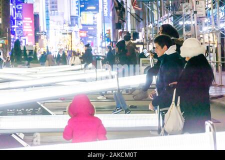 Les visiteurs du Garment District s'amuser avec les bascules de l'exposition d'art interactif, "Impulsion", le mardi, Janvier 7, 2020. Le 12 Balançoires sons projet éclairé comme ils sont utilisés ainsi que de changement dans l'intensité de la lumière. Conçu par l'Office latéral et CS Conception avec le groupe EGP l'exposition restera jusqu'au 31 janvier. (© Richard B. Levine) Banque D'Images