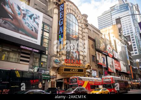 La Regal Cinemas à Times Square à New York sont vus le Dimanche, Janvier 5, 2020. Box office brut pour 2019 était de 11,4, biliion moins de 2018 à 11,8 milliards de dollars, malgré le fait que le plus gros succès du film a été de tous les temps : EndgameÓ ÒAvengers 2019agir. (© Richard B. Levine) Banque D'Images