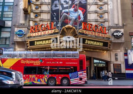 La Regal Cinemas à Times Square à New York sont vus le Dimanche, Janvier 5, 2020. Box office brut pour 2019 était de 11,4, biliion moins de 2018 à 11,8 milliards de dollars, malgré le fait que le plus gros succès du film a été de tous les temps : EndgameÓ ÒAvengers 2019agir. (© Richard B. Levine) Banque D'Images