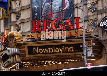 La Regal Cinemas à Times Square à New York sont vus le Dimanche, Janvier 5, 2020. Box office brut pour 2019 était de 11,4, biliion moins de 2018 à 11,8 milliards de dollars, malgré le fait que le plus gros succès du film a été de tous les temps : EndgameÓ ÒAvengers 2019agir. (© Richard B. Levine) Banque D'Images