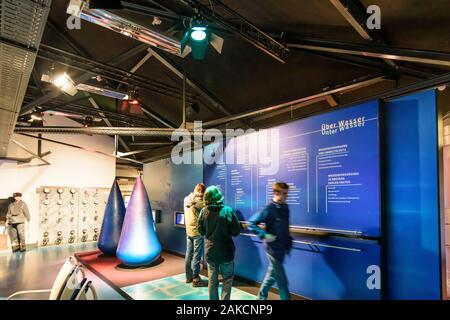 Dresde : Energie Museum KraftWerk, exposition sur l'eau, les visiteurs de , Sachsen, Saxe, Allemagne Banque D'Images