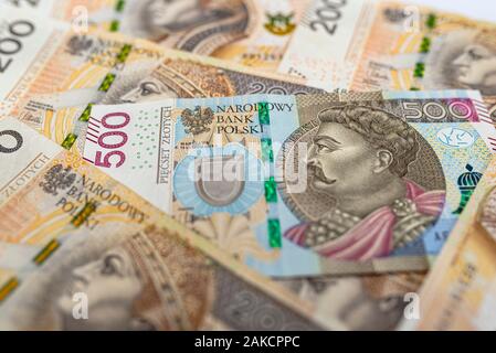 Le recto d'une rare billet de 500 Polonais PLN situé entre 200 PLN Zloty Polonais, les billets en euros. Banque D'Images