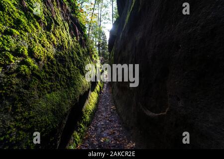 Des rochers couverts de mousse et passage étroit à travers eux. Banque D'Images