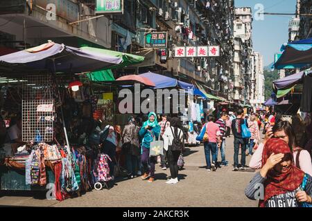 Hong Kong, Chine - Novembre 2019 : Les gens de marcher sur la rue du marché à Hong Kong, Mongkok Banque D'Images