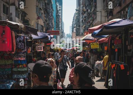 Hong Kong, Chine - Novembre 2019 : Les gens de marcher sur la rue du marché à Hong Kong, Mongkok Banque D'Images