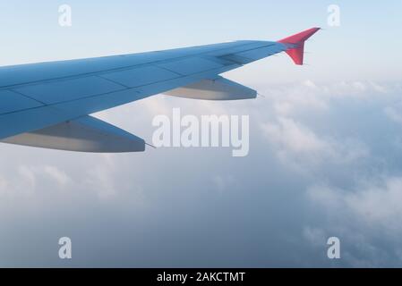 Vue depuis la fenêtre de l'avion. Les nuages sous l'aile Banque D'Images