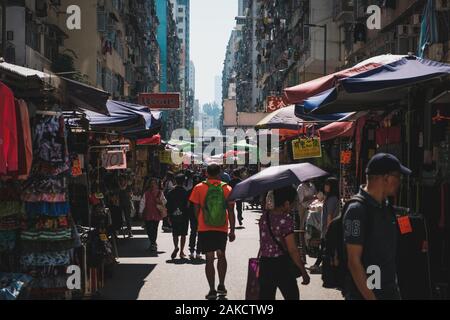 Hong Kong, Chine - Novembre 2019 : Les gens de marcher sur la rue du marché à Hong Kong, Mongkok Banque D'Images