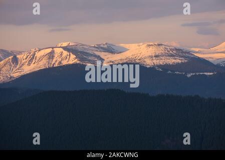 Paysage en début de printemps. Les sommets des montagnes sont couvertes de neige. La lumière du soleil du matin. Les montagnes des Carpates. L'Ukraine Banque D'Images