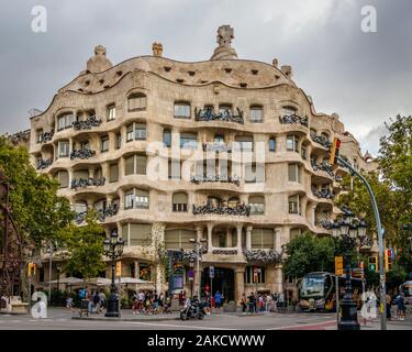 1912 Casa Milá bâtiment à Barcelone Espagne. Conçu par Antoni Gaudi, il est devenu un site classé au patrimoine mondial de l'UNESCO en 1984. Banque D'Images