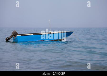 Bateau de pêche amarré au large (vide, pas de gens autour) Banque D'Images