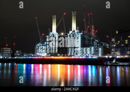 Prise HIER Mads Vegas's art installation Sundown éternelle est vue à Battersea Power Station à Londres, dans le cadre de la Fête des Lumières qui se déroule du 8 janvier au 16 février. Banque D'Images