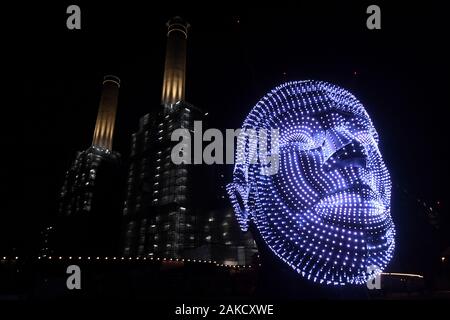 Viktor Vicsek's art installation Talking Heads est vue à Battersea Power Station à Londres, dans le cadre de la Fête des Lumières qui se déroule du 8 janvier au 16 février. Banque D'Images