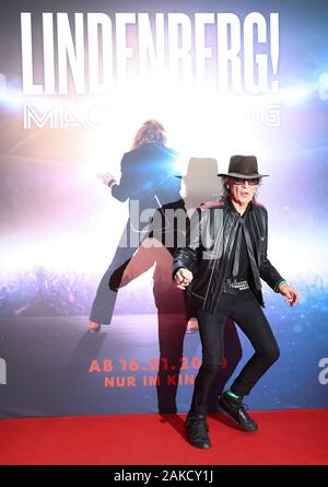 Hambourg, Allemagne. 07Th Jan, 2020. Udo Lindenberg, musicien, vient à la première du film 'Lindenberg ! Faire votre truc !". Crédit : Christian Charisius/dpa/Alamy Live News Banque D'Images